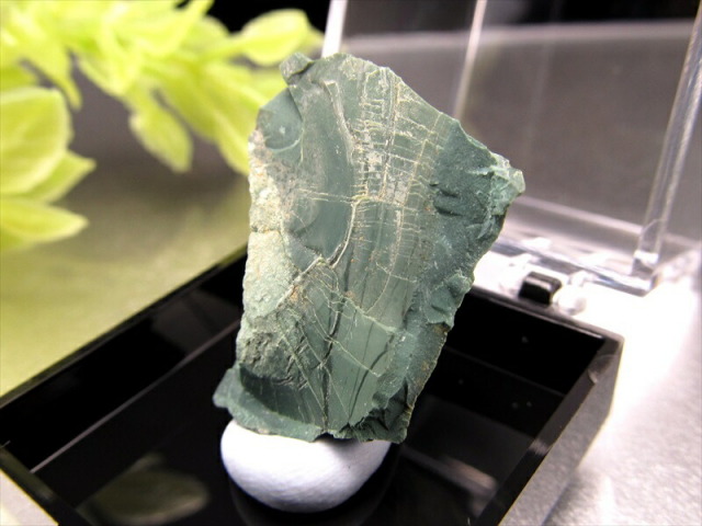 希少 国産原石 出雲石 (碧玉) 原石 サイズ35ミリ×35ミリのケース入り