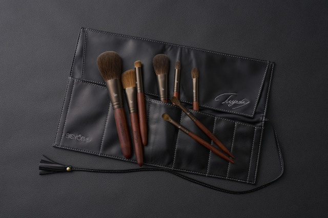 化粧筆のウエダ美粧堂、最高級の美しさを追求する化粧筆工房です。