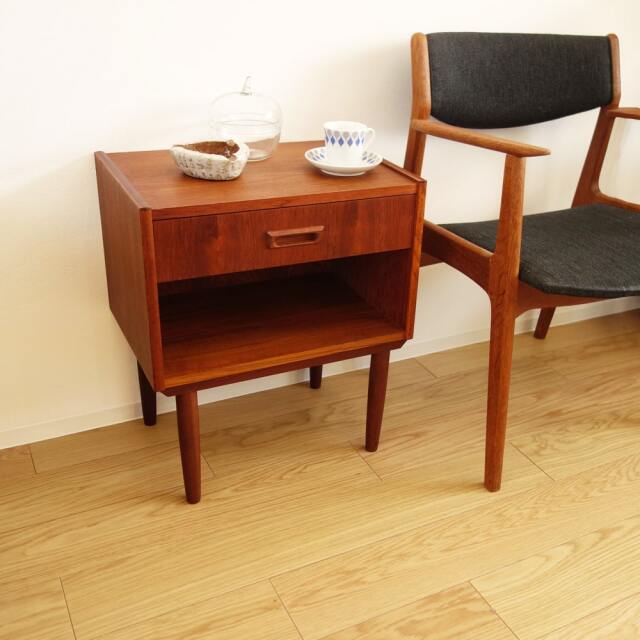 ヴィンテージのナイトテーブル チーク｜北欧家具通販・アンバーデザイン