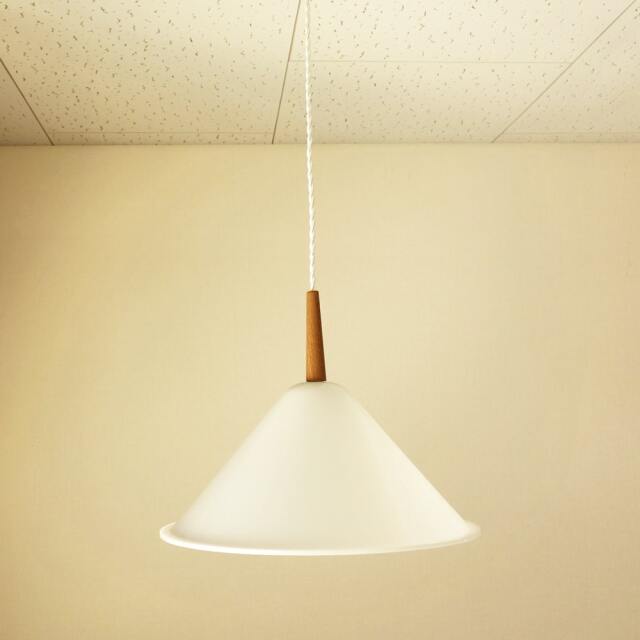 ヴィンテージの白いペンダントライト｜北欧家具アンバーデザイン
