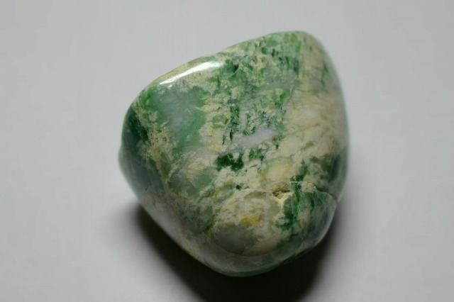 糸魚川 翡翠原石 緑 アイス 糸魚川産 翡翠原石 糸魚川 翡翠原石 薄緑