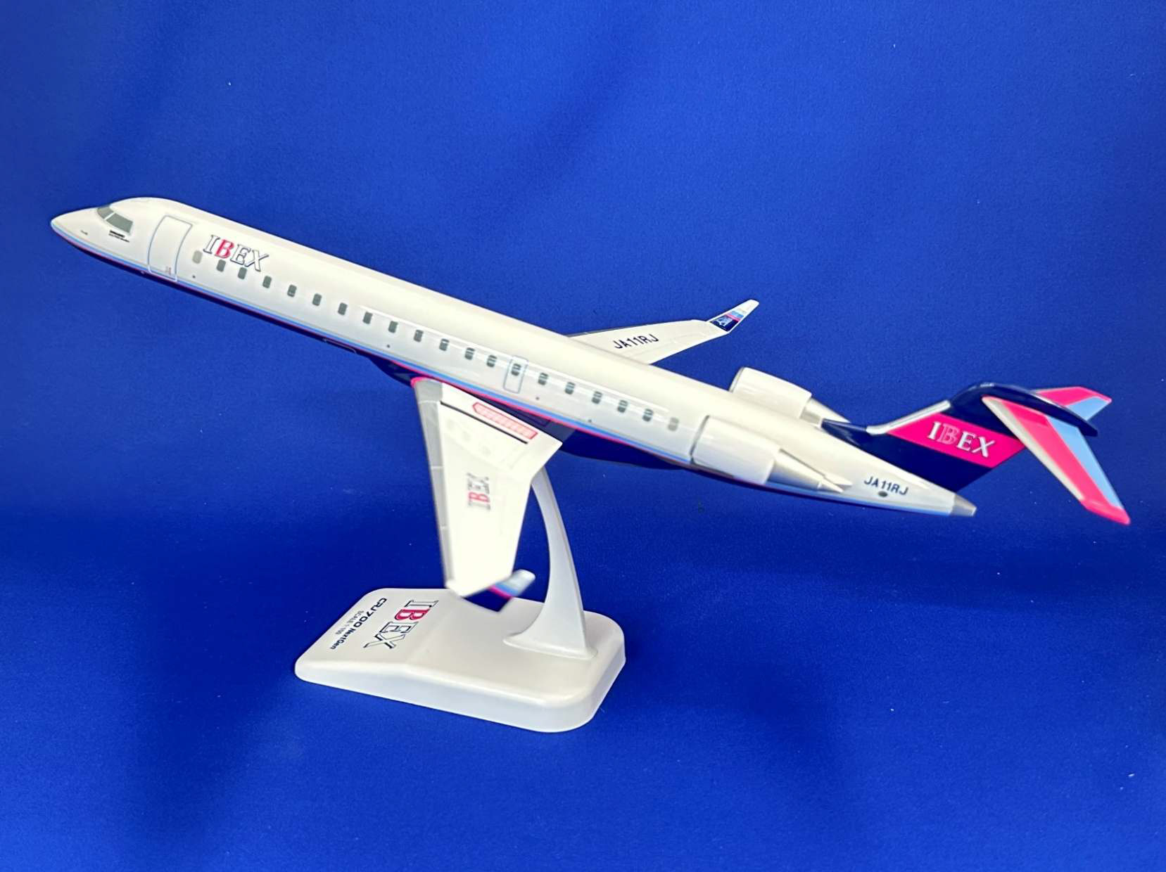 エバーライズ 1/100 (プラスチック製) IBEXエアライン CRJ-700 JA11RJ
