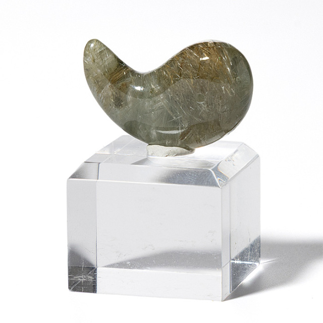 勾玉 天然水晶 （ヒマラヤ ガネッシュヒマール産） アクリル台付 No.52