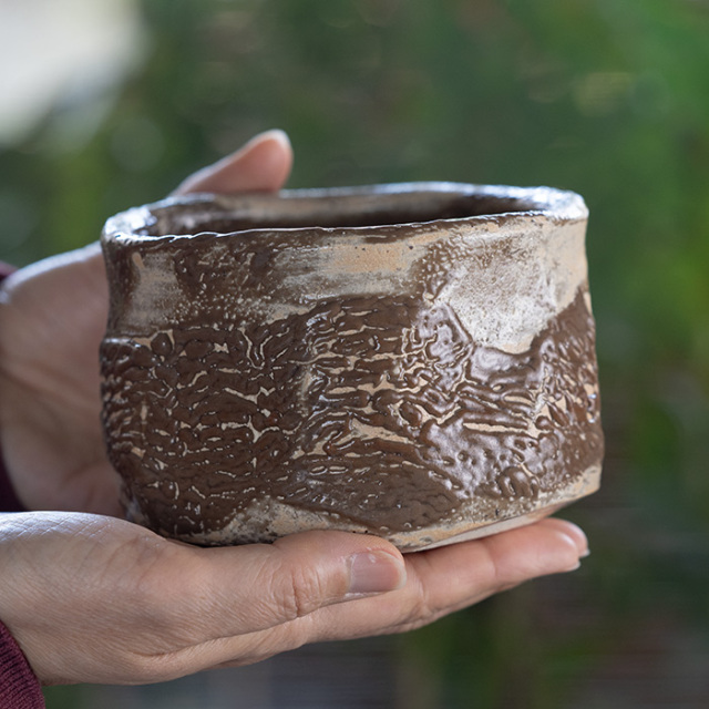 究極の美◼️蔵から美しい竹と菊とアヤメが描かれた抹茶茶碗が出て来