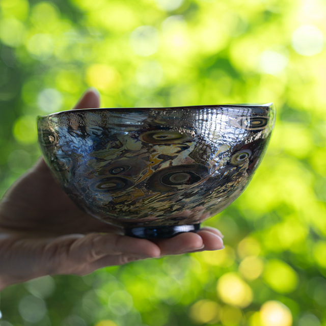 究極の美◼️蔵から美しい竹と菊とアヤメが描かれた抹茶茶碗が出て来