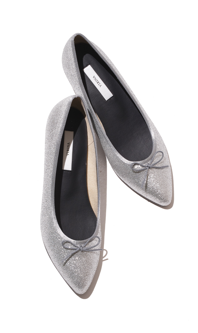 プラスするだけで着こなしを華やかに染める”グリッターバレエシューズ