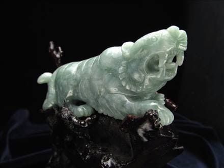 バイヤー厳選!!】◇高品質翡翠原石使用◇極みの一刀繊細彫刻