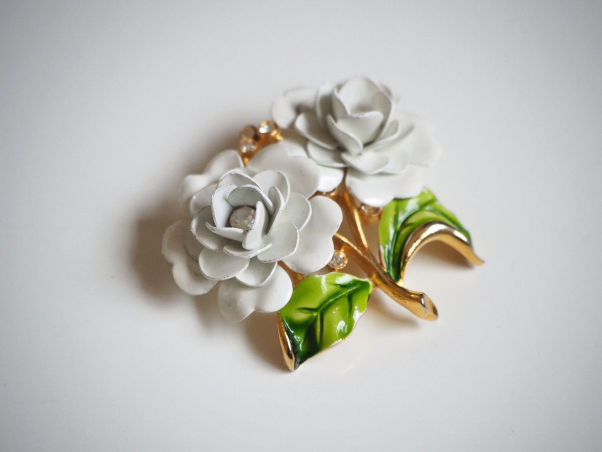 TRIFARIトリファリ ホワイトエナメル ダブルローズ ブローチ