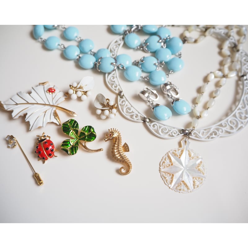 TRIFARIトリファリ ハナミズキ ホワイトエナメル ピンブローチ