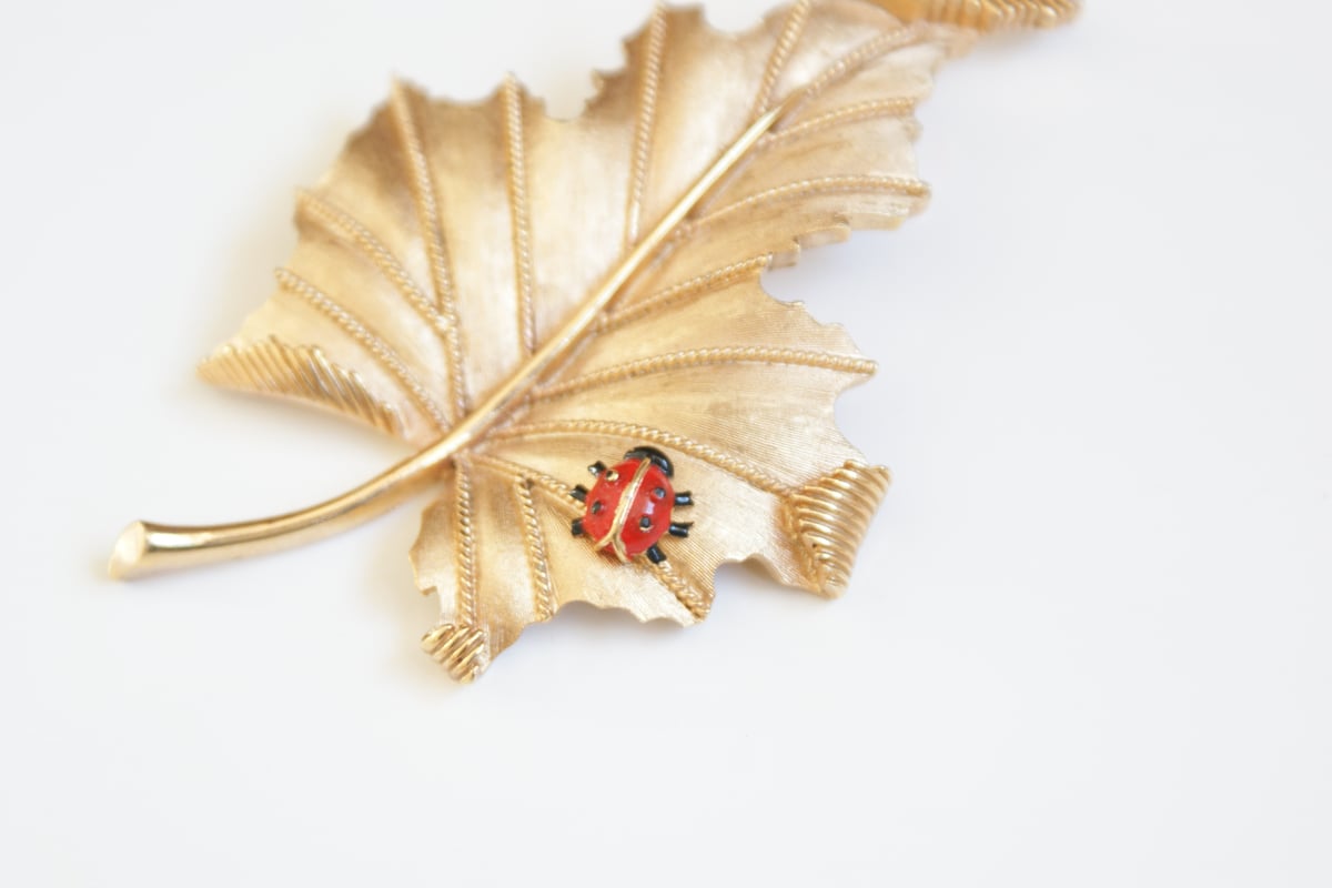 TRIFARIトリファリ ゴールド リーフ てんとう虫 ブローチ