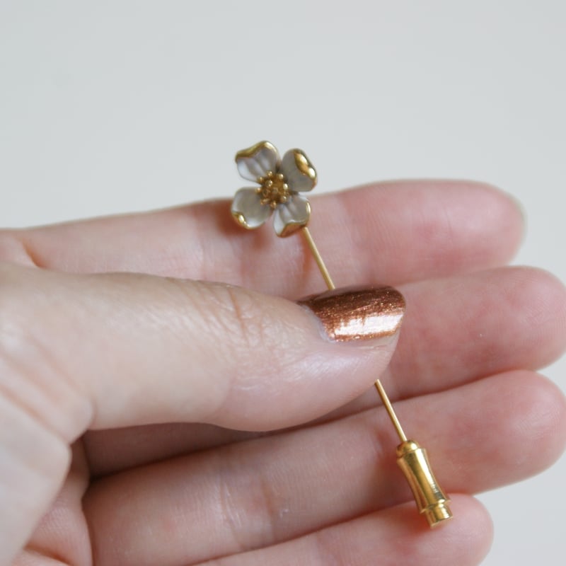 TRIFARIトリファリ ハナミズキ ホワイトエナメル ピンブローチ