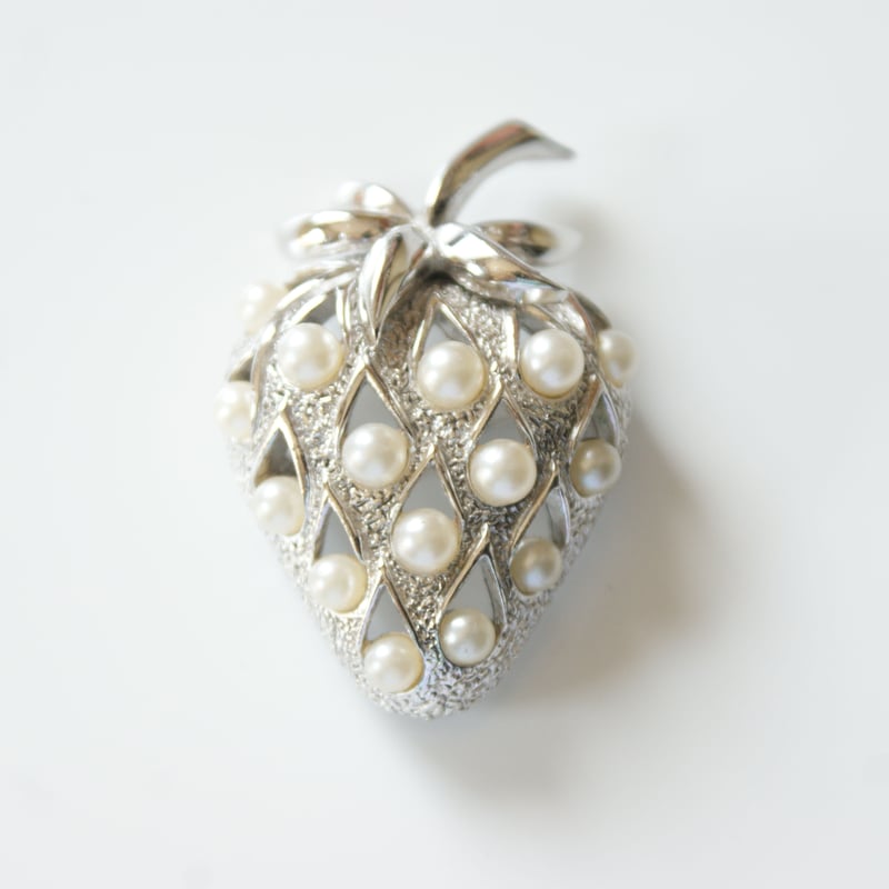 TRIFARIクラウントリファリ いちご シルバー パール ブローチ