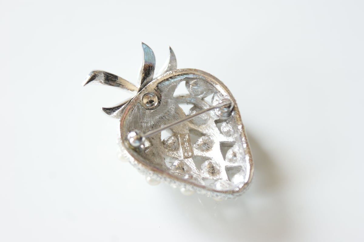 TRIFARIクラウントリファリ いちご シルバー パール ブローチ