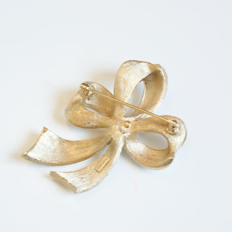 TRIFARIトリファリ ホワイト エナメル リボンブローチ/ ヴィンテージ