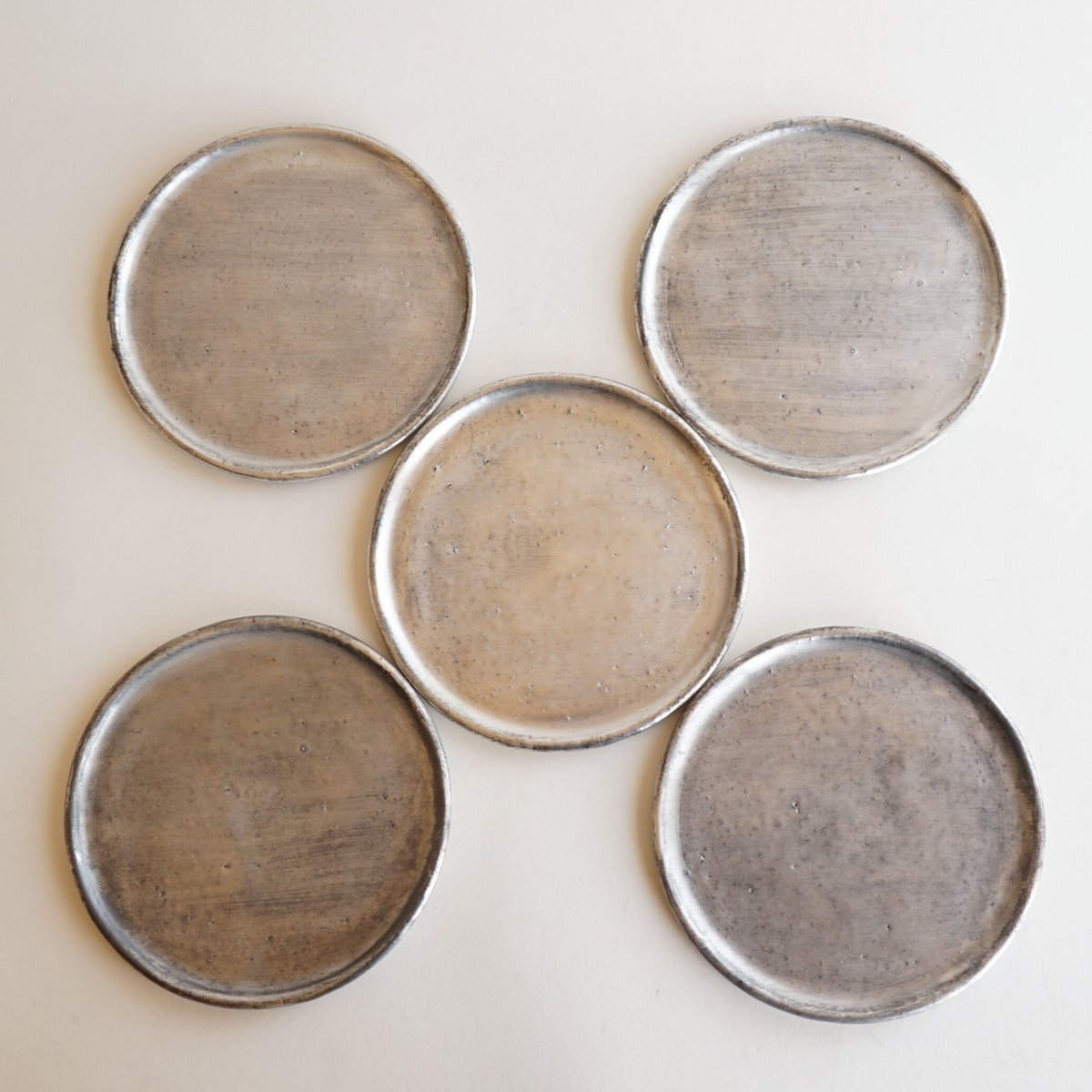 安藤雅信】黒銀彩丸渕平皿 五寸 | ギャルリ百草 online store