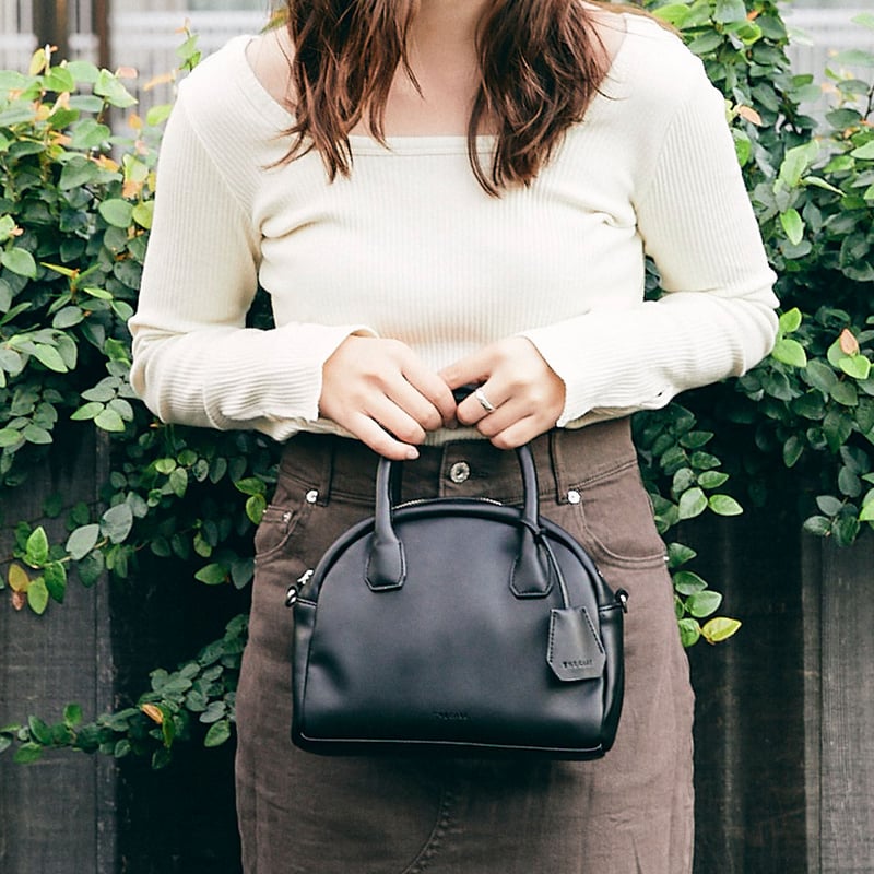 収納力もありながらオシャレに決まる程よいサイズ感の Mini Boston