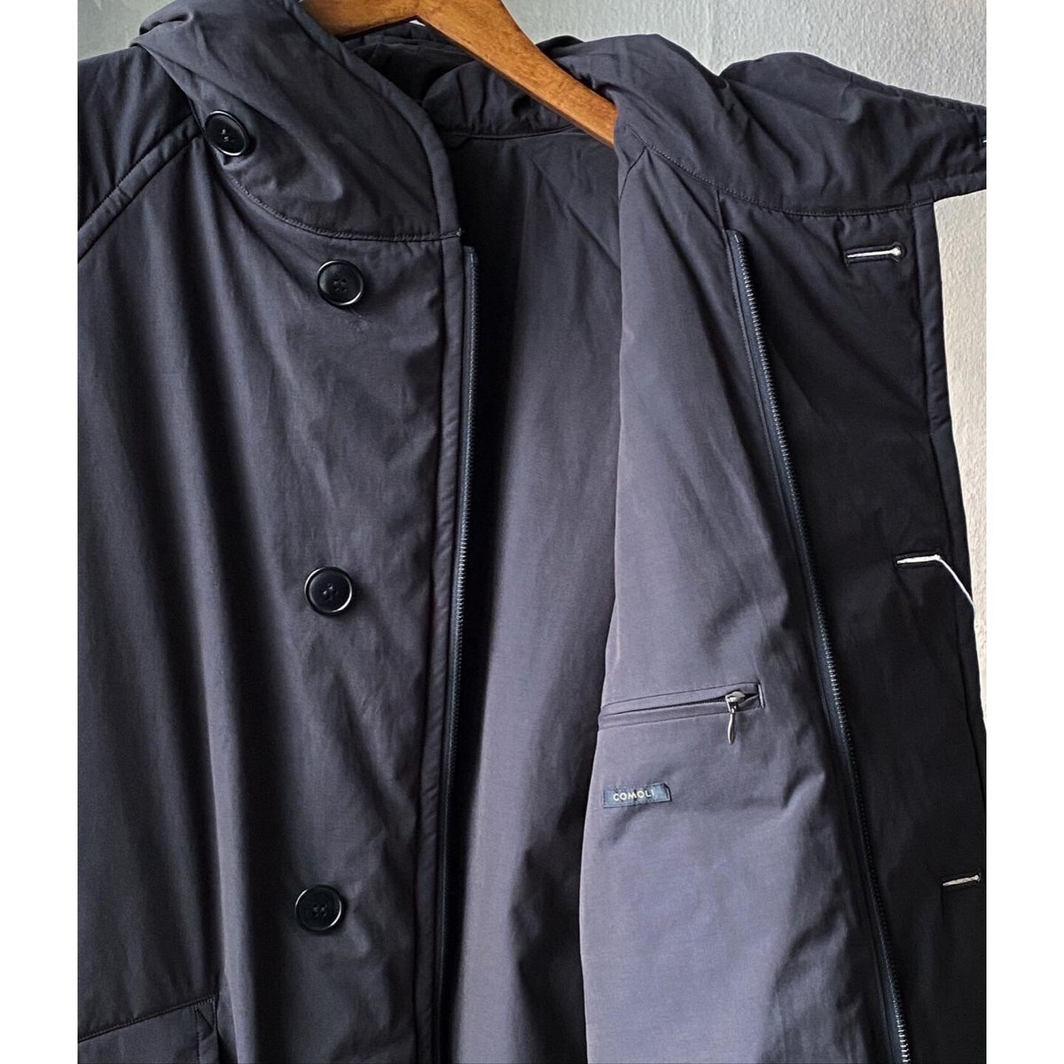 COMOLI インサレーション フーデッドコート | Less Higashikawa