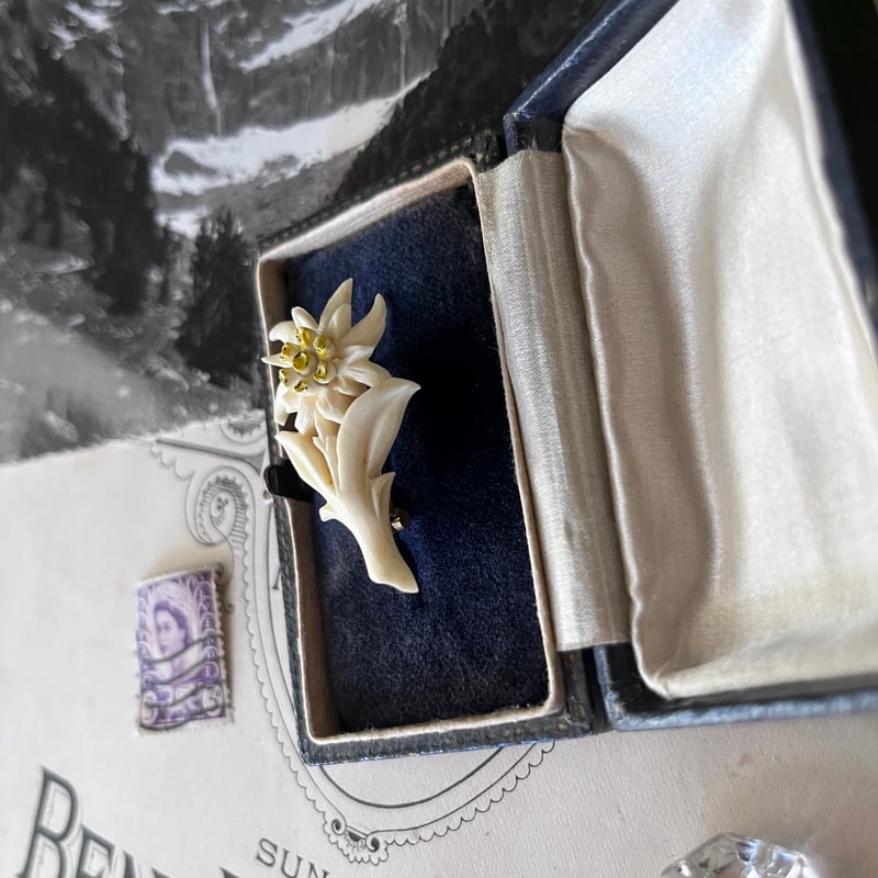 ○ab-396/手彫りのエーデルワイスのブローチ | PISKEY -イギリスの