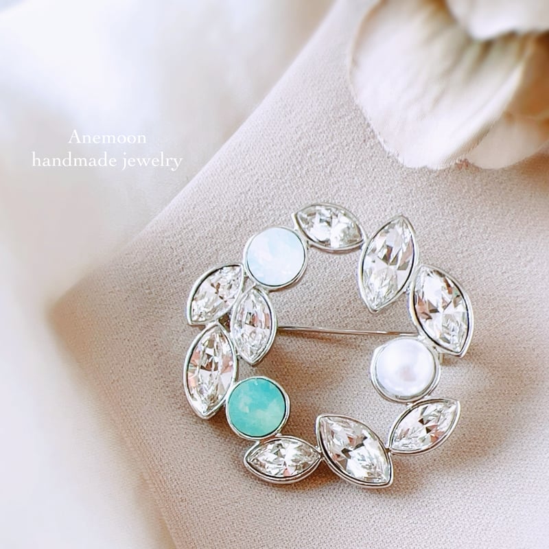 ✧₊⁎煌めくクリスタルガラスとホワイトパールのビジューブローチ