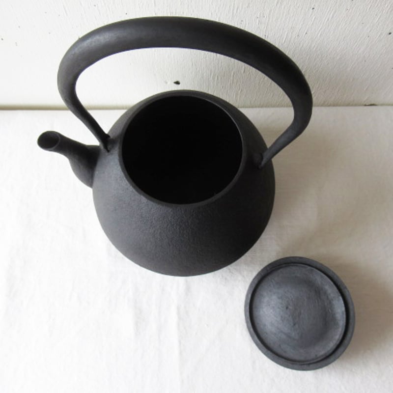 釜定 鉄瓶 / 秋の実 肌 南部鉄器 | AKI interior space