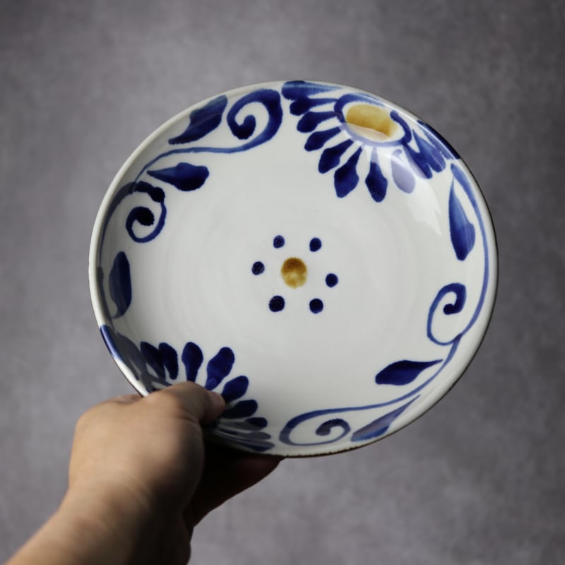 7寸皿3 呉須 飴釉 菊唐草紋 やちむん 陶器 拓美窯:7203006 | MADE IN O