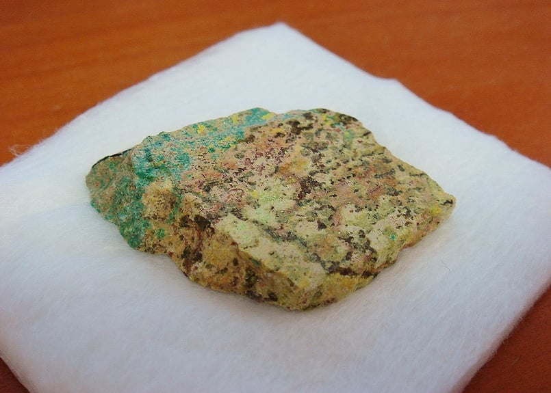 コンゴ産 バンデンブランデアイト 原石プレート Vandenbrandeite