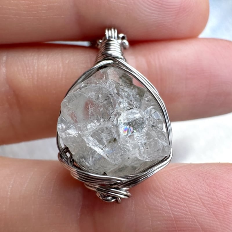 ロシア・ウラル・マリシェボ鉱山産 フェナカイト原石ネックレス | F