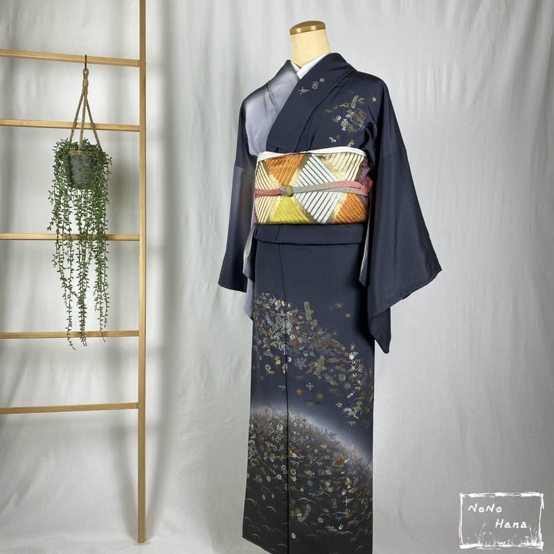 訪問着】正絹 袷 刺繍の宝尽くし 墨色・灰色暈し | 野の花