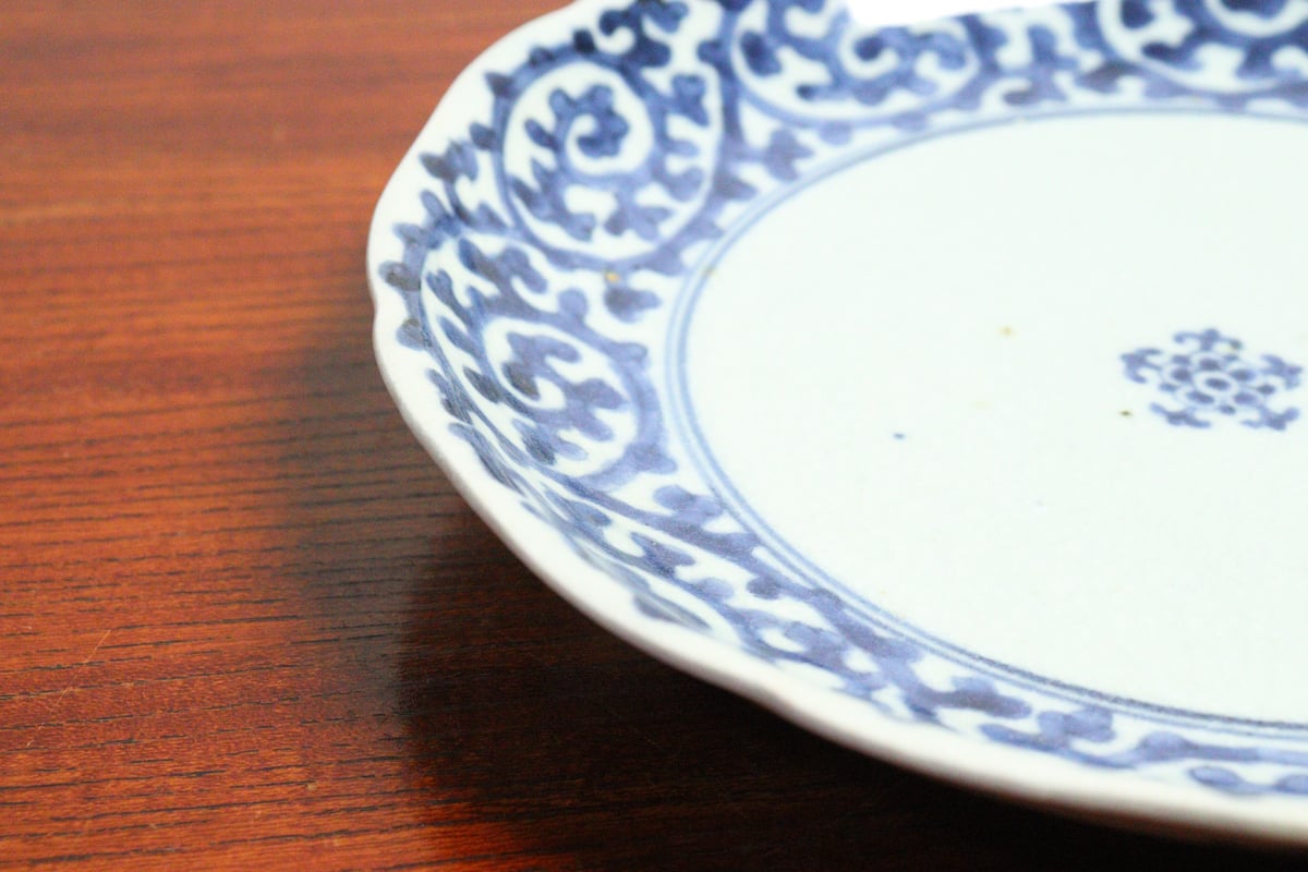 江戸中期染付蛸唐草文6寸皿⑤ 甘手 | 吉祥寺PukuPuku