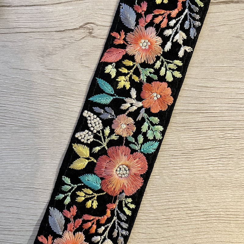 インド刺繍リボン/花柄/黒地/約幅5.5cm/5色（A.クロムイエロー/薄桃、B