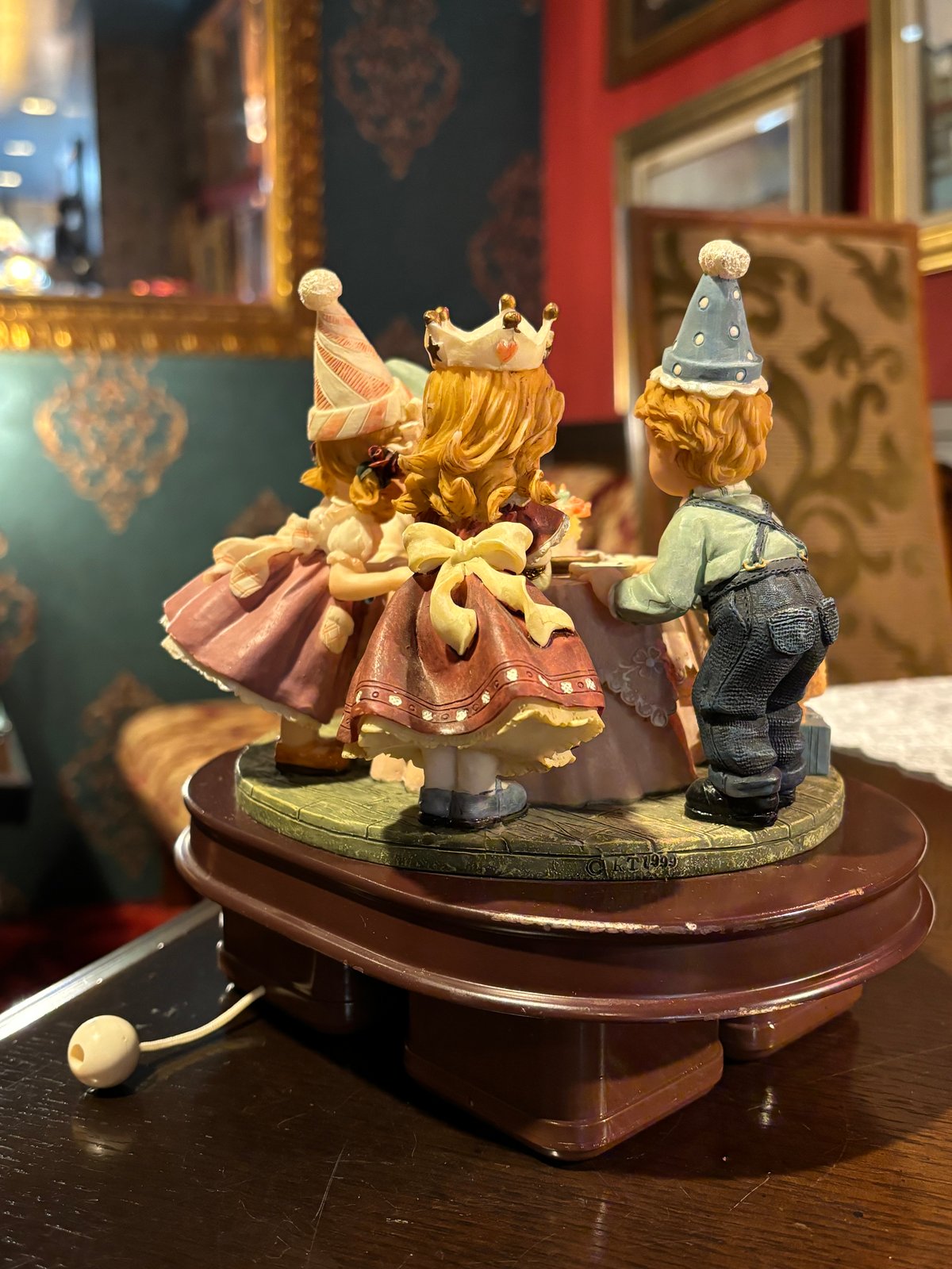 リカルドシェルマニ バースディパーティー 陶器置物 | アンティーク