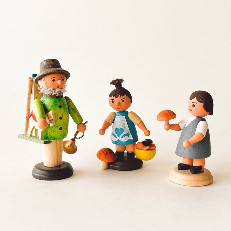 ドイツ ザイフェン 人形 おもちゃ売りの男性 木製 | こぐま舎