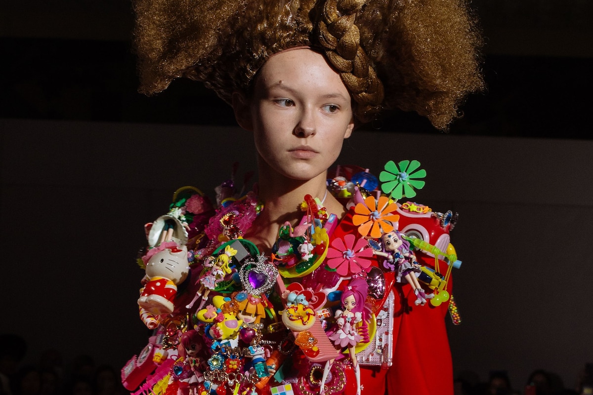 Comme des Garçons tags PFW with multidimensional graffiti