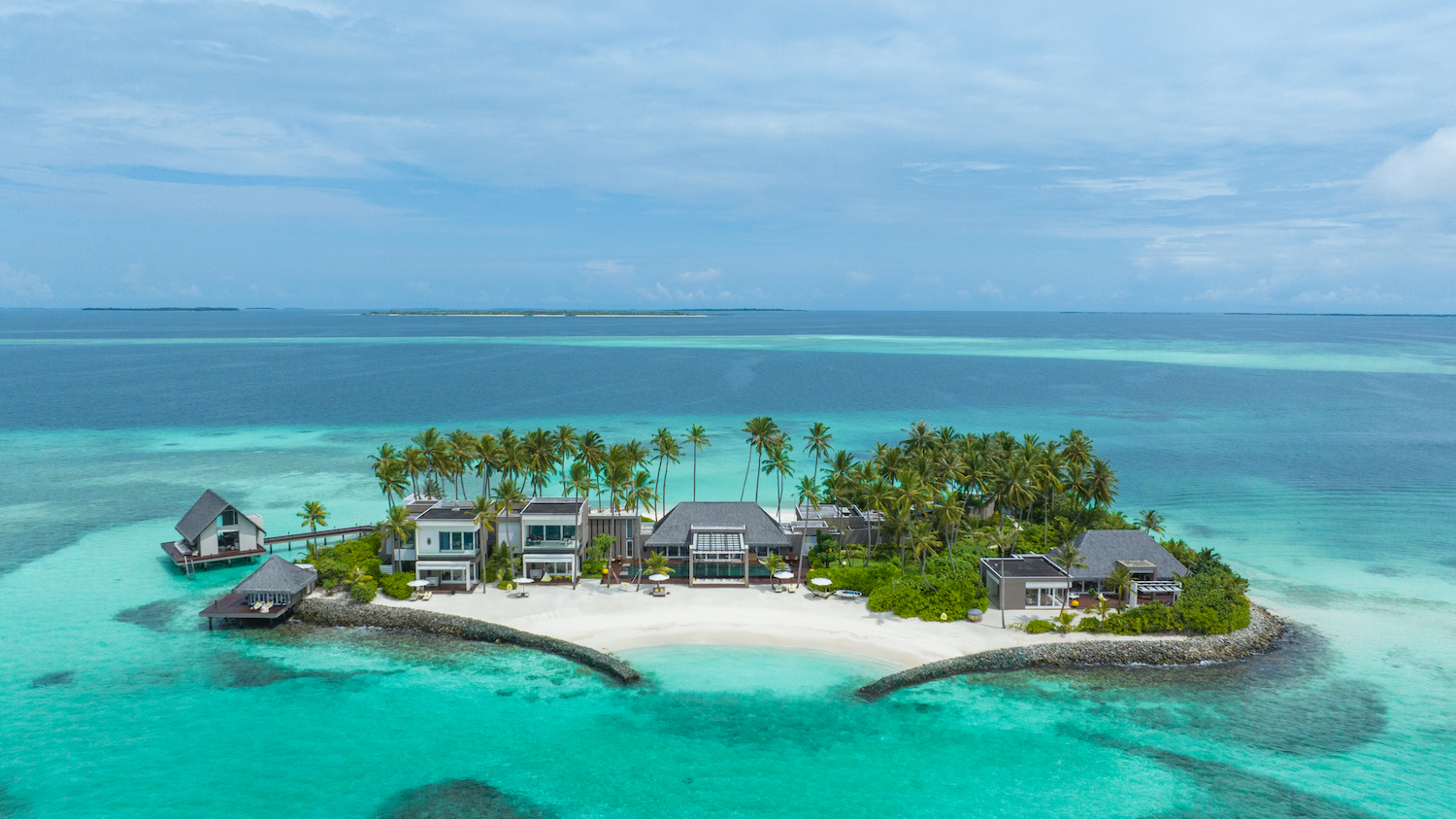 美しい海と彫刻の調和。モルディブ諸島に浮かぶLVMHのホテルメゾン