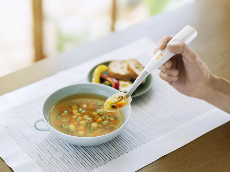 うま味増強スプーン「エレキソルト」で塩味を増強、電流スプーンで味覚