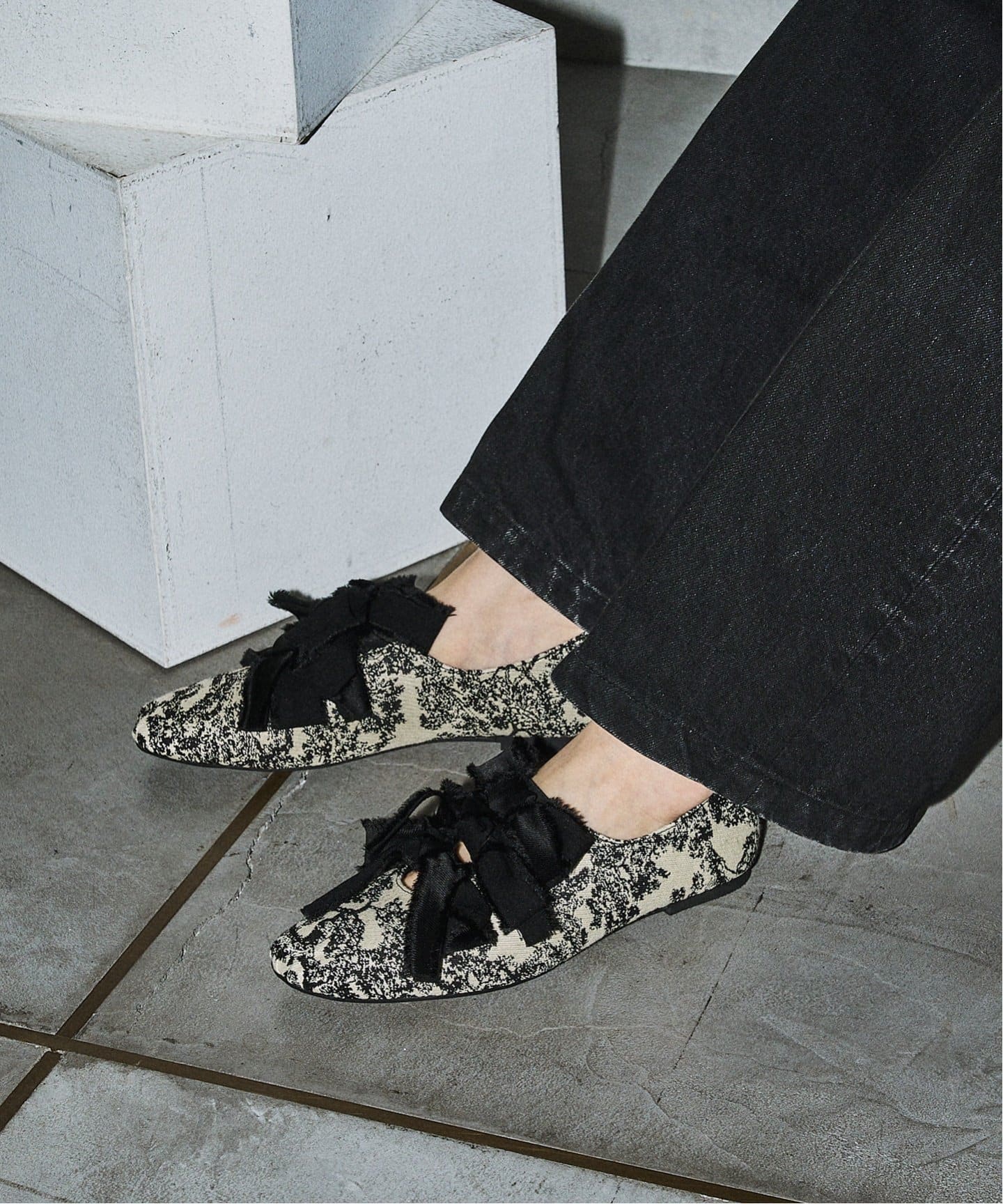 追加》GRISEサテンリボンバレリーナ（フラットシューズ）｜LE TALON