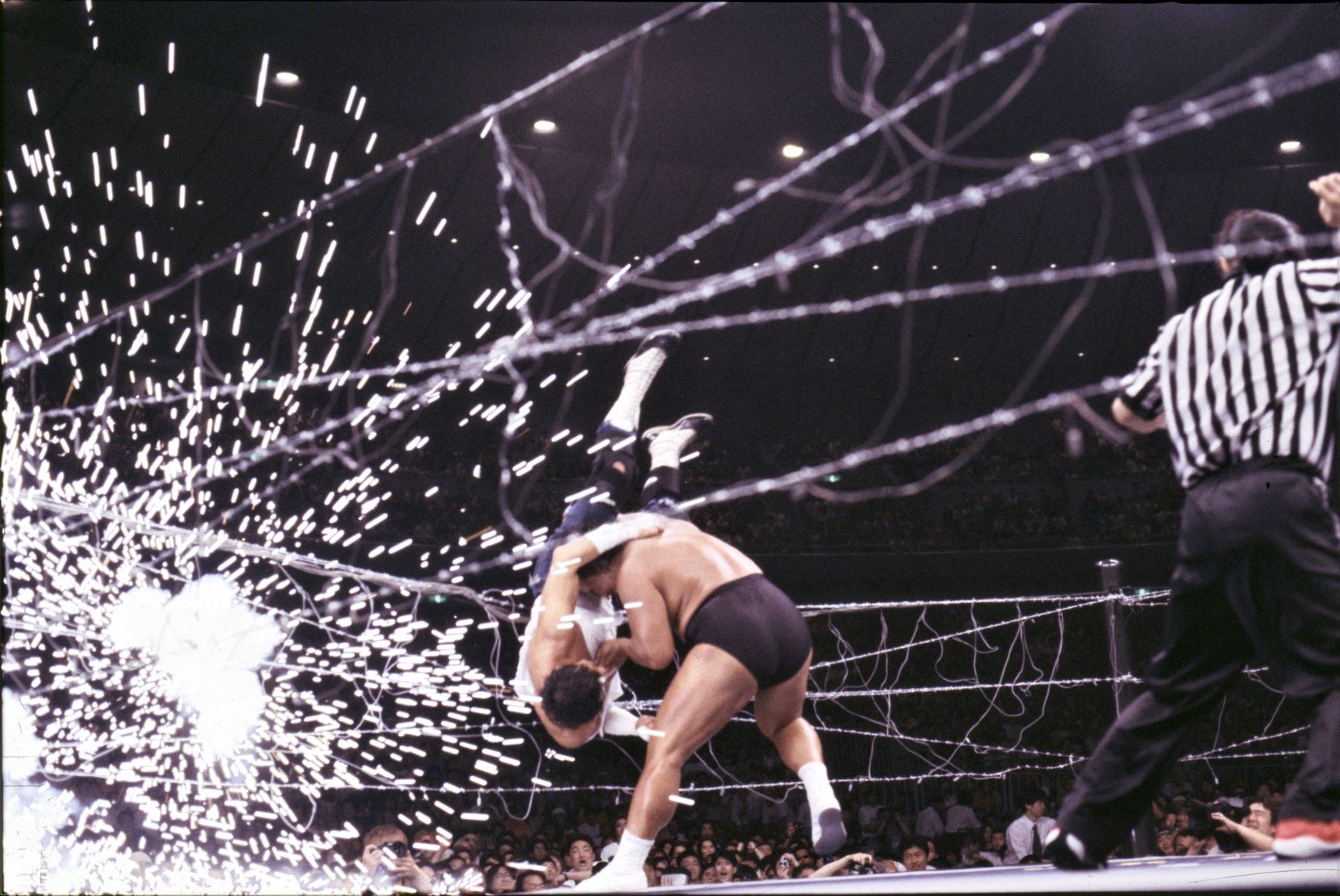 長州力がまさかの電流爆破で2年7カ月ぶり復帰、大仁田厚を抹殺【週刊