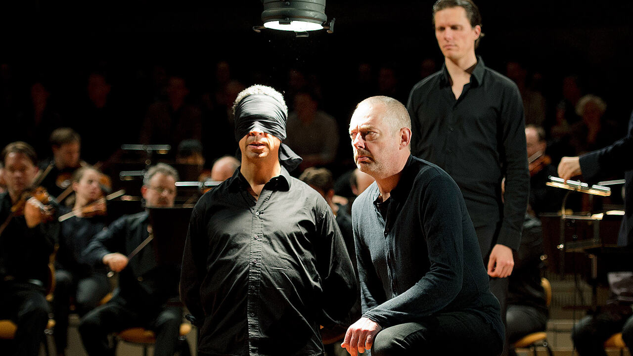 バッハの《ヨハネ受難曲》がラトルの指揮、セラーズの演出により上演！