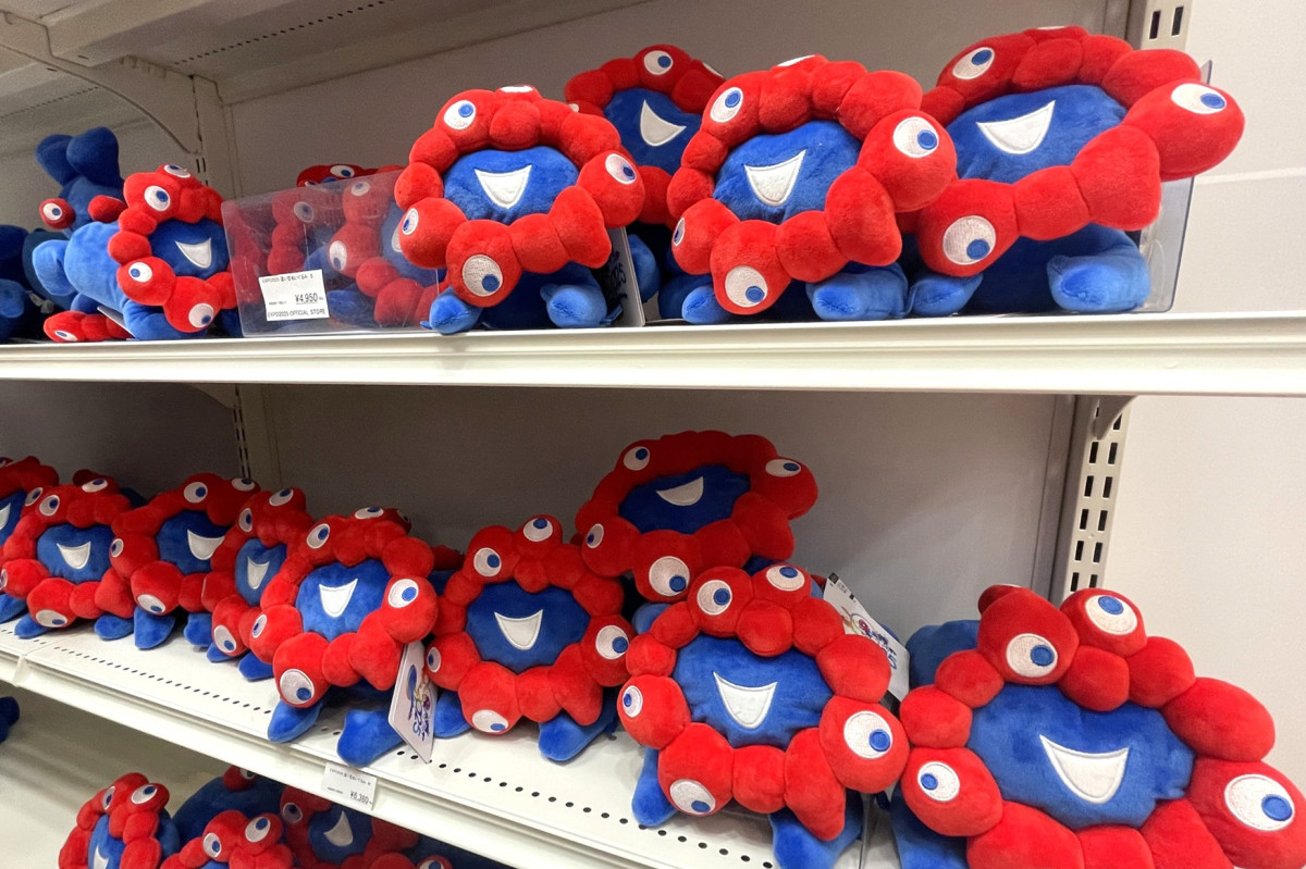 万博会場限定だったミャクミャクの「這い型ぬいぐるみ S」 - 梅田経済新聞