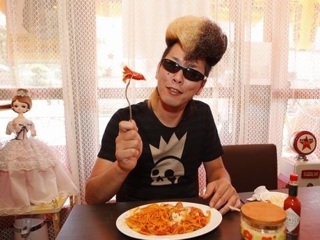 柴又で氣志團がFC会報撮影 「喫茶セピア」に星グランマニエさん - 葛飾