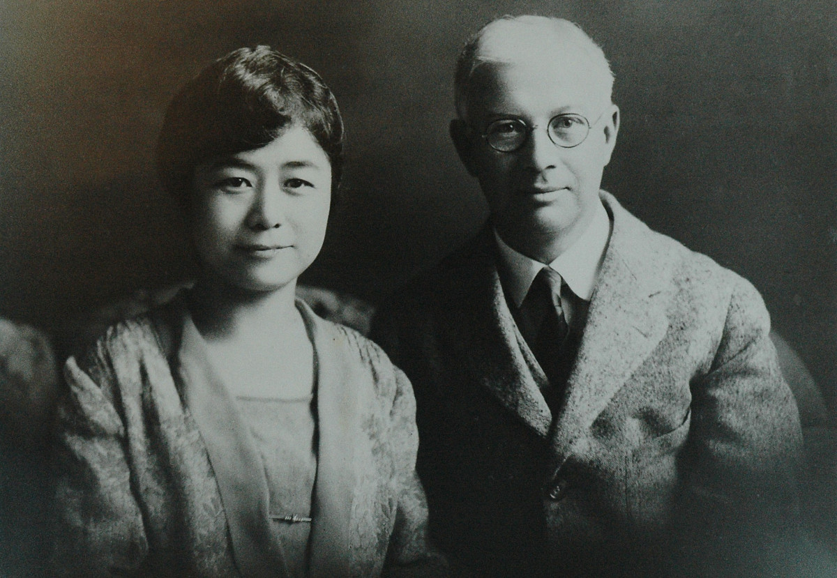 ヴォーリズと満喜子（写真提供＝公益財団法人近江兄弟社） - 近江八幡