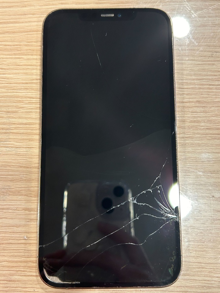 iPhone 12 Pro Max 画面割れ修理 小牧市