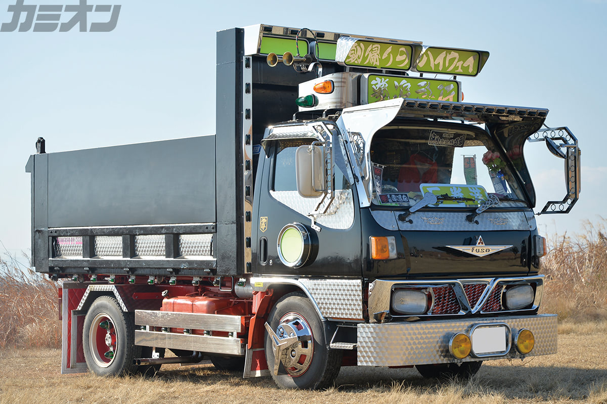 夢追急行 当時モノとVキャンルックでレトロムードを加速する三菱ふそう