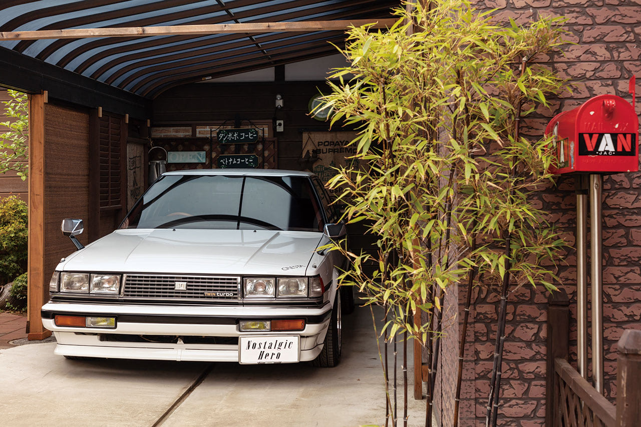 ハコスカとクレスタ、ガレージの真骨頂は夜の光に浮かぶ・・・｜70〜80