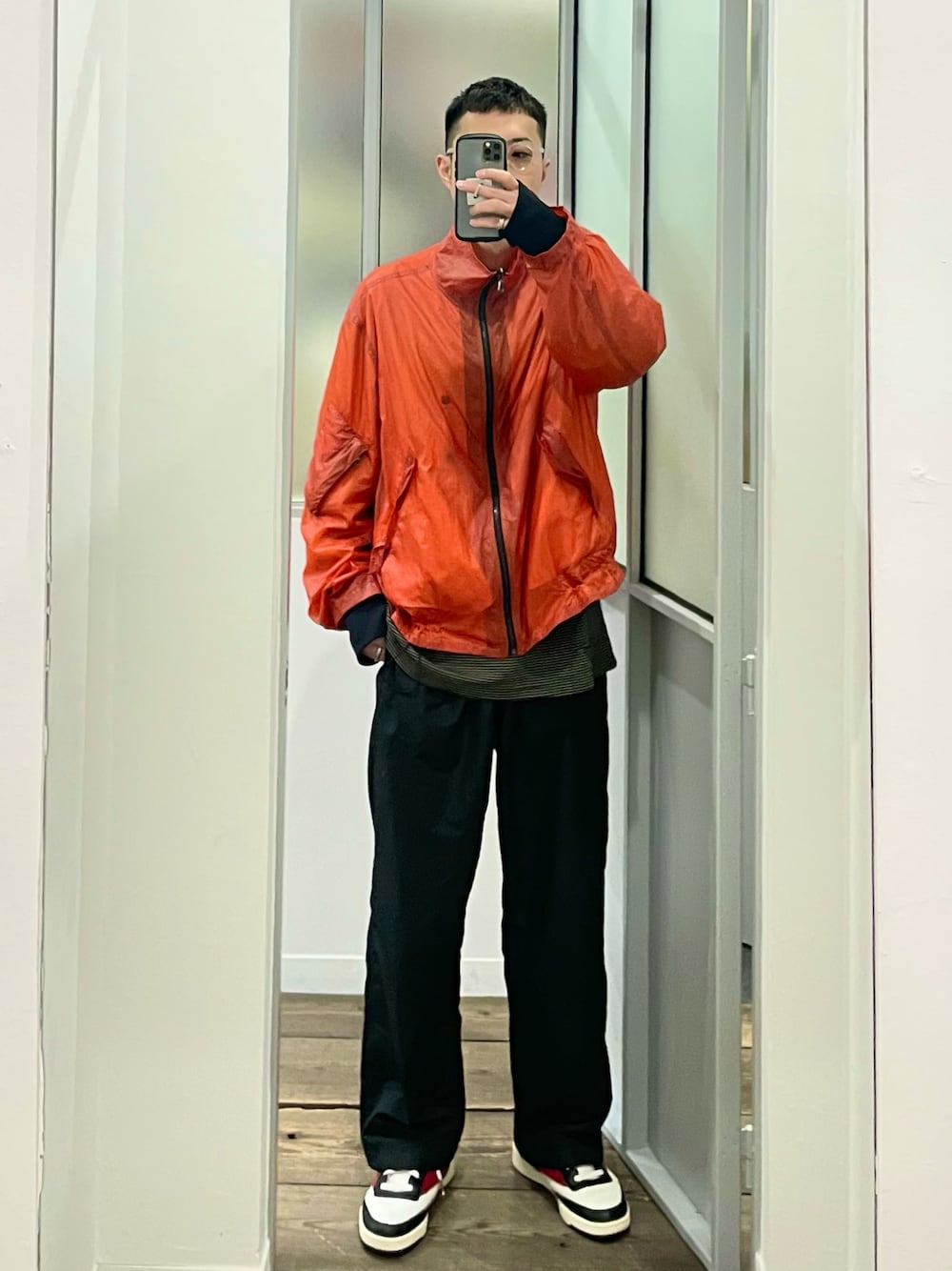 ナイロンジャケットを使った「差し色(オレンジ)」の人気ファッション
