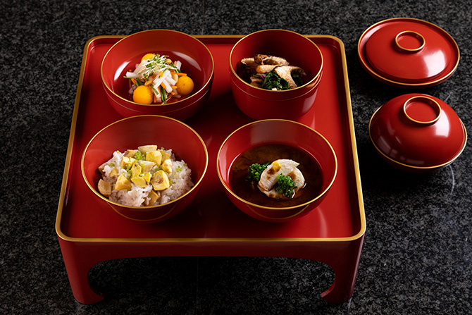 朱塗りの漆器に映える、秋の味覚。栗や松茸、柿を楽しむ今月の