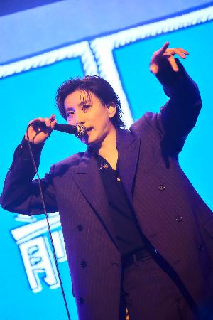 京本大我】 ロックなアイドル「汗だくだよ！」 | 高知新聞