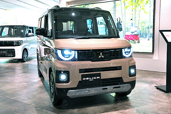 三菱 デリカミニ T プレミアム デリ丸パッケージ ベージュ / ブラック