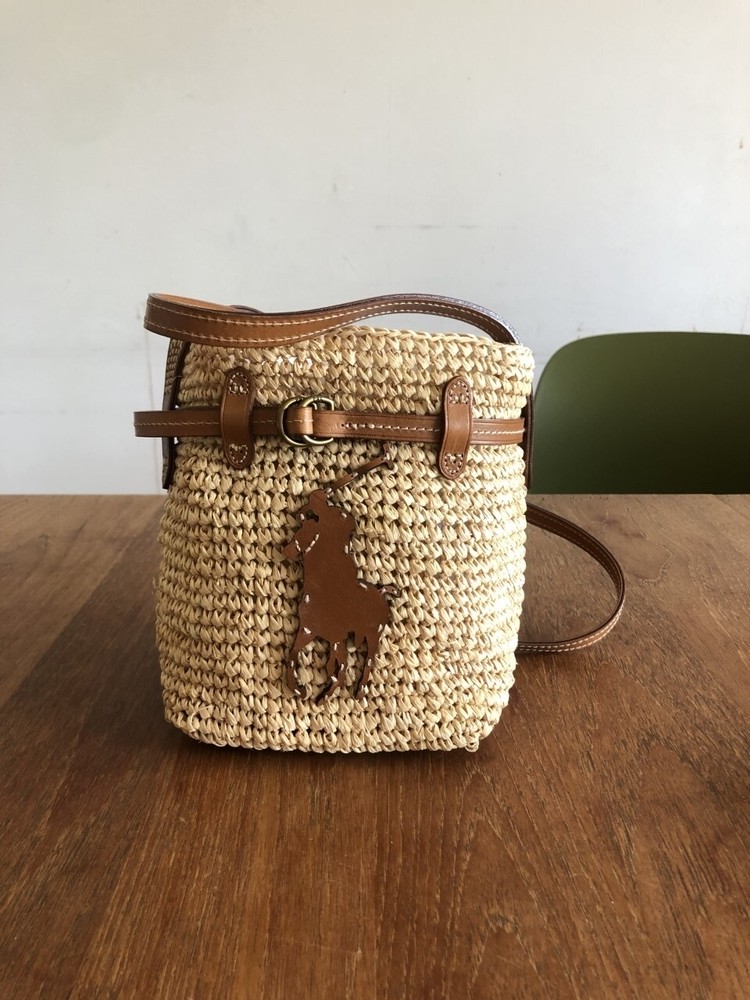ラルフローレン」のラフィアバッグで、軽やかに街に出かけたい