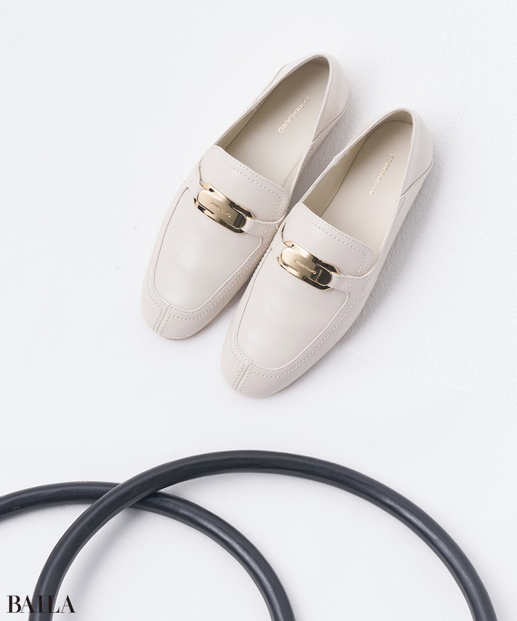 フェラガモ】新作ローファーはミュールにもなる2way仕様。オンオフ大